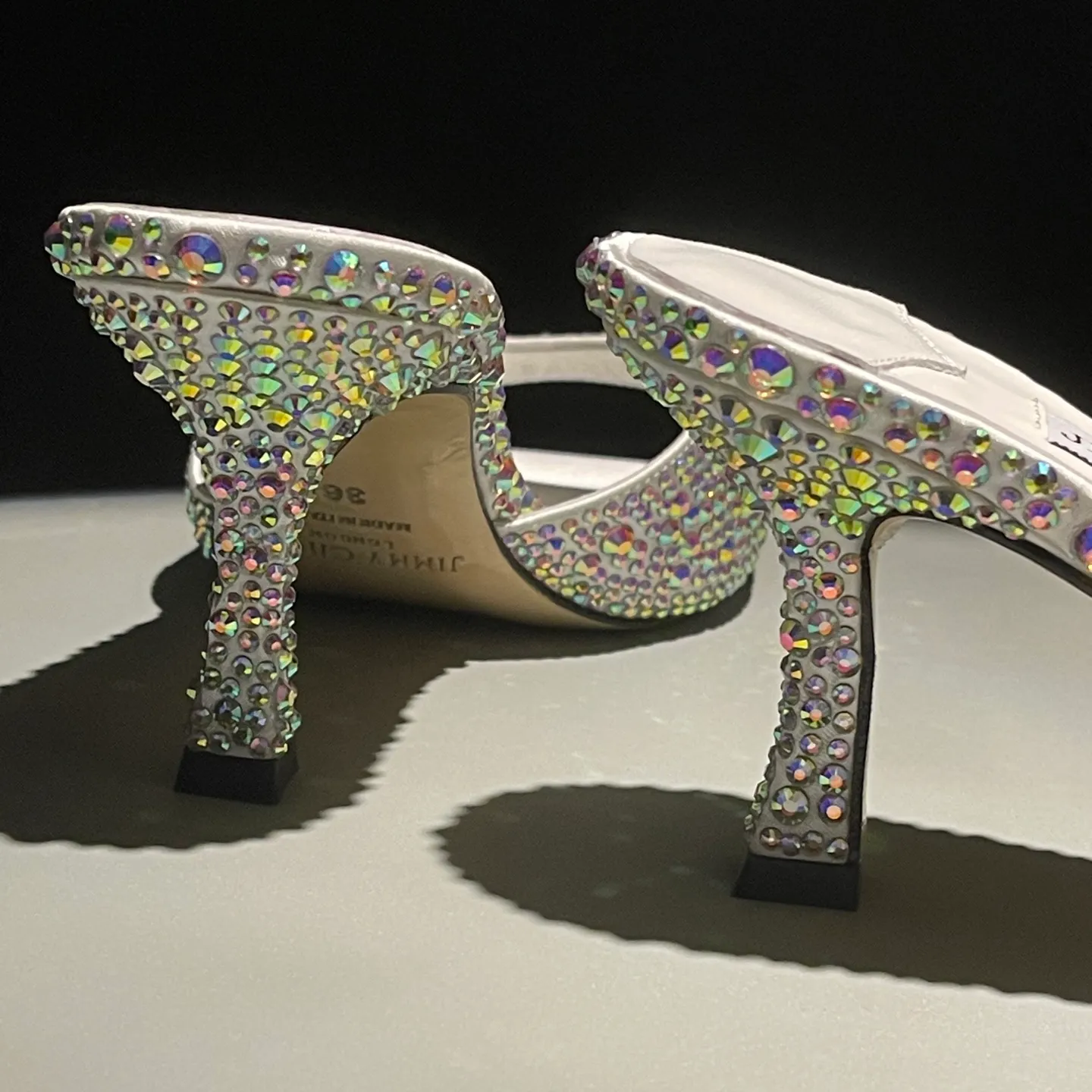 👟👟Ex-factory price 640👟👟 JIMMY CHOO A pair of high heels that can conquer all men👠Easy to wear and versatile, a must-have item for the annual meeting🥂Bilng Bilng is so beautiful that no one can breathe. Material: silk hot diamond gradient champagne color🍸Sheepskin lining Italian leather outsole 2 colors for sale: champagne white Size: 34-40 (41 42 43 (Customized)) Height 7cm, packed at the same time at the counter!